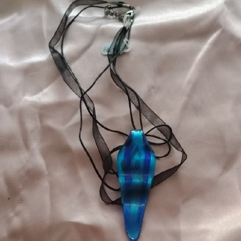 Elegant Blue Pendant Necklace
